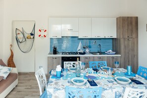 Kühlschrank, Ofen, Herdplatte, Wasserkocher mit Kaffee-/Teezubehör