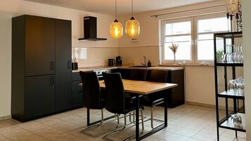 Réfrigérateur, micro-ondes, plaque de cuisson, lave-vaisselle