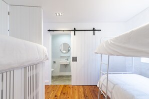 Doccia, asciugacapelli, asciugamani, sapone