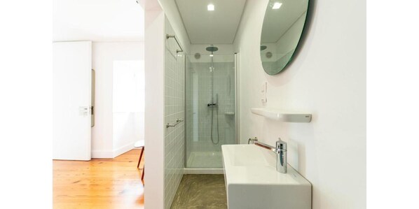 Doccia, asciugacapelli, asciugamani, sapone