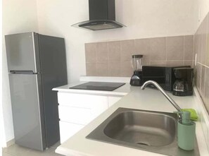 Kjøleskap, mikrobølgeovn, kokeplater og kaffetrakter/tekoker