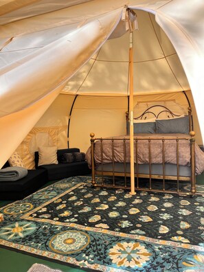 Queen size bed!  - Laketrail site, Swim, Sauna, Glamp (Merville)