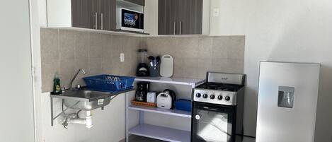 Frigorífic, microones, forn i placa de cuina