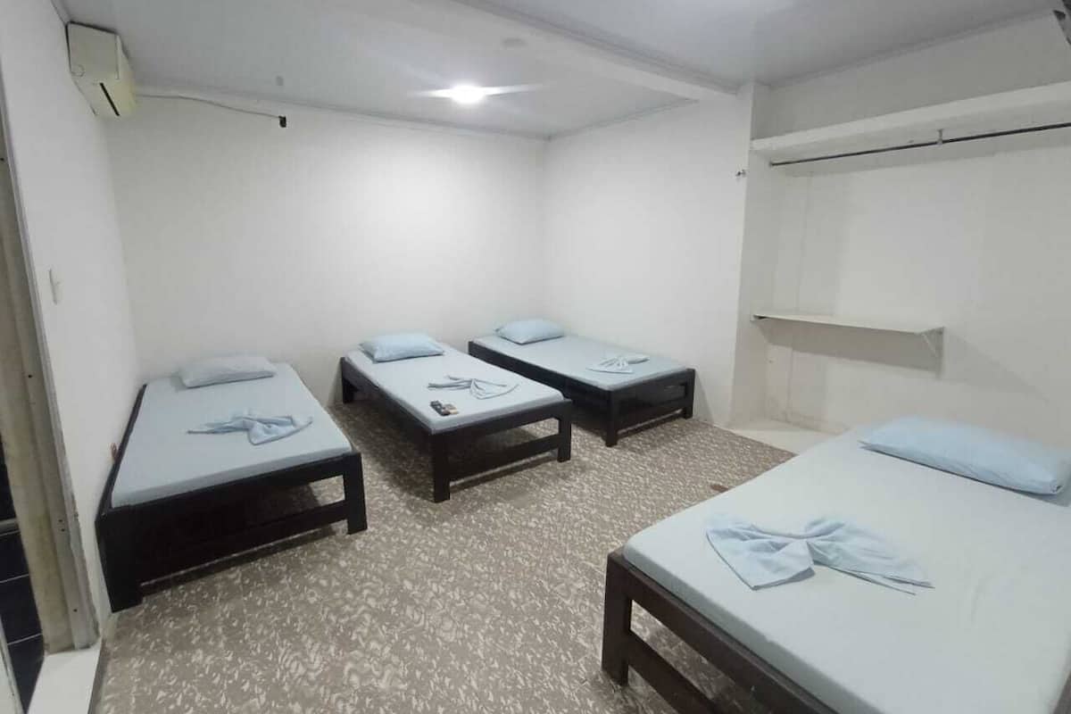 Quadrupla Basic | Bagno | Doccia, set di cortesia gratuito, asciugamani