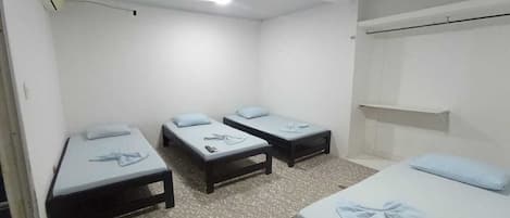 Chambre quadruple de base | Salle de bain | Douche, articles de toilette (gratuits), serviettes fournies