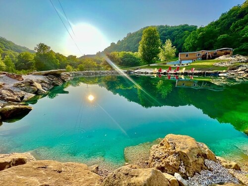 Longview Lodge 6 Bedrooms with Hot Tub & Swimming Pond, firepit, & pool table