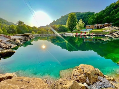 Longview Lodge 6 Bedrooms with Hot Tub & Swimming Pond, firepit, & pool table