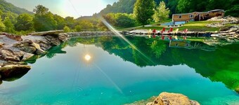 Longview Lodge 6 Bedrooms with Hot Tub & Swimming Pond, firepit, & pool table