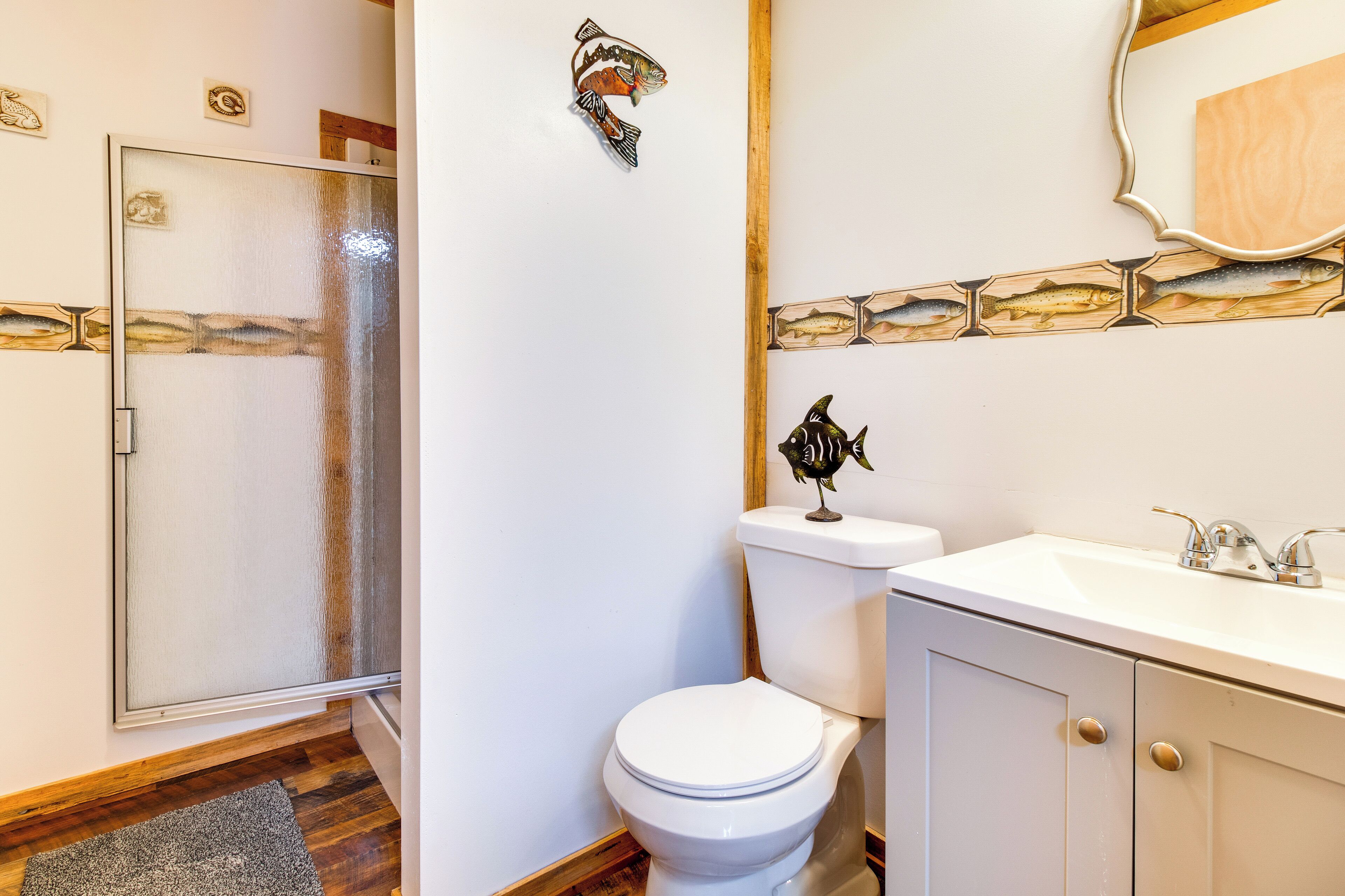 Een badkamer met toilet, wastafel en douche.