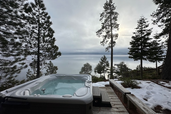 Banyera d'hidromassatge a l'aire lliure