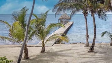 Sulla spiaggia, lettini da mare, teli da spiaggia