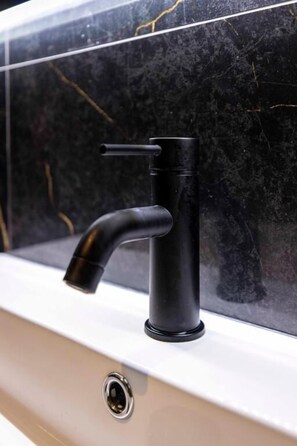 Deluxe Room | Bathroom | Shower, rainfall showerhead, slippers, towels