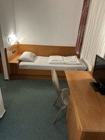 Quarto solteiro econômico, 1 quarto, para não fumantes | Escrivaninha, quartos à prova de som, roupa de cama