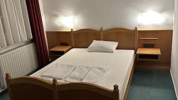 Escritorio, sistema de insonorización y ropa de cama