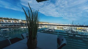 A balcony with a view of a marina and buildings in the background. - Marina with a view / 2 bd flat (Brighton and Hove)