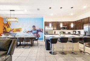 Kylskåp, mikrovågsugn, ugn och spishäll