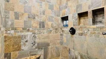 Een douche, een haardroger, handdoeken, zeep