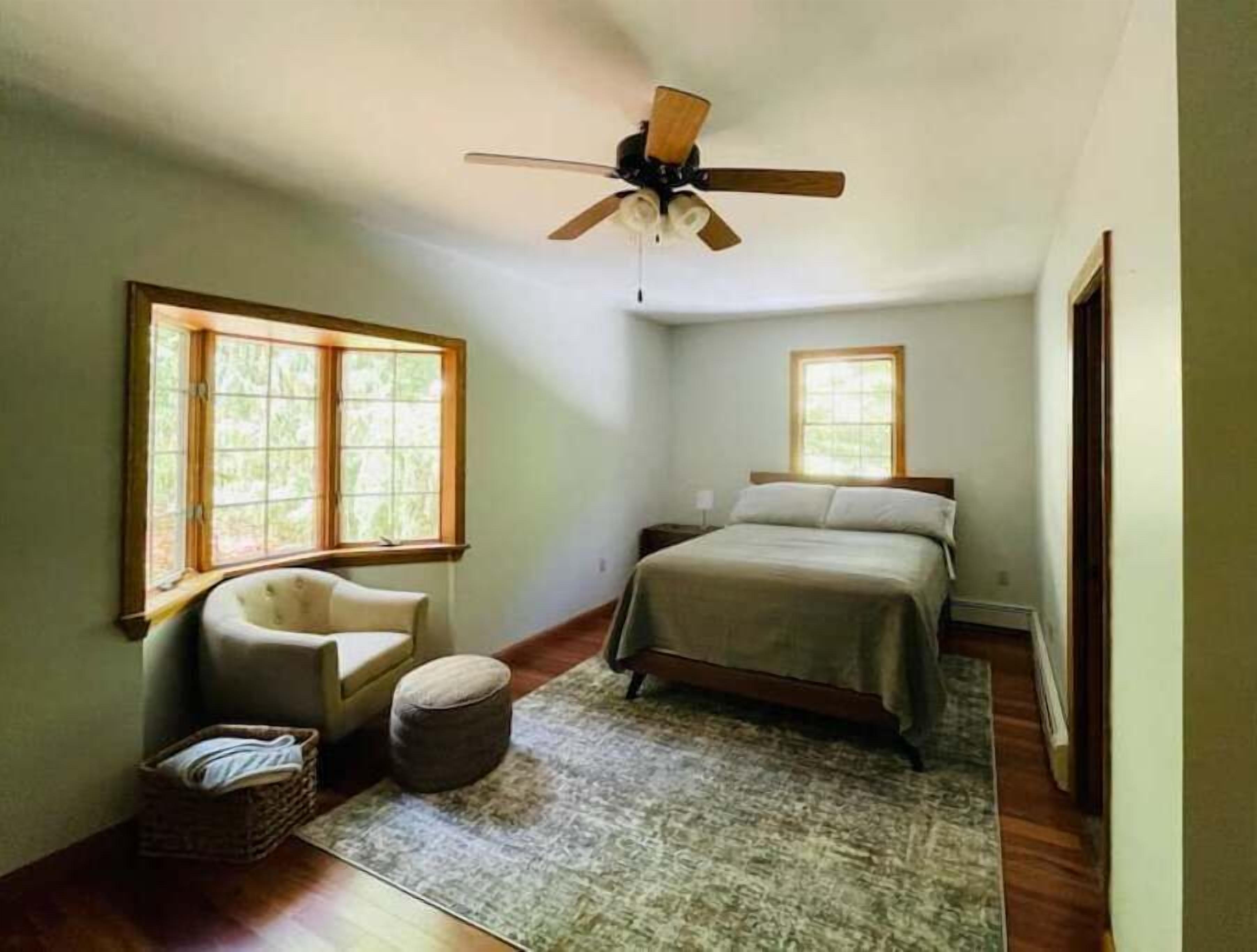 3 室のベッドルーム、デスク、WiFi (無料)、ベッドシーツ