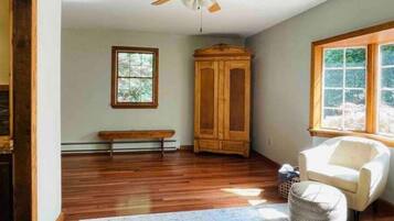 3 bedrooms, desk, free WiFi, bed sheets