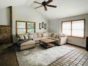 Smart-TV, Kamin, DVD-Player, Bücher