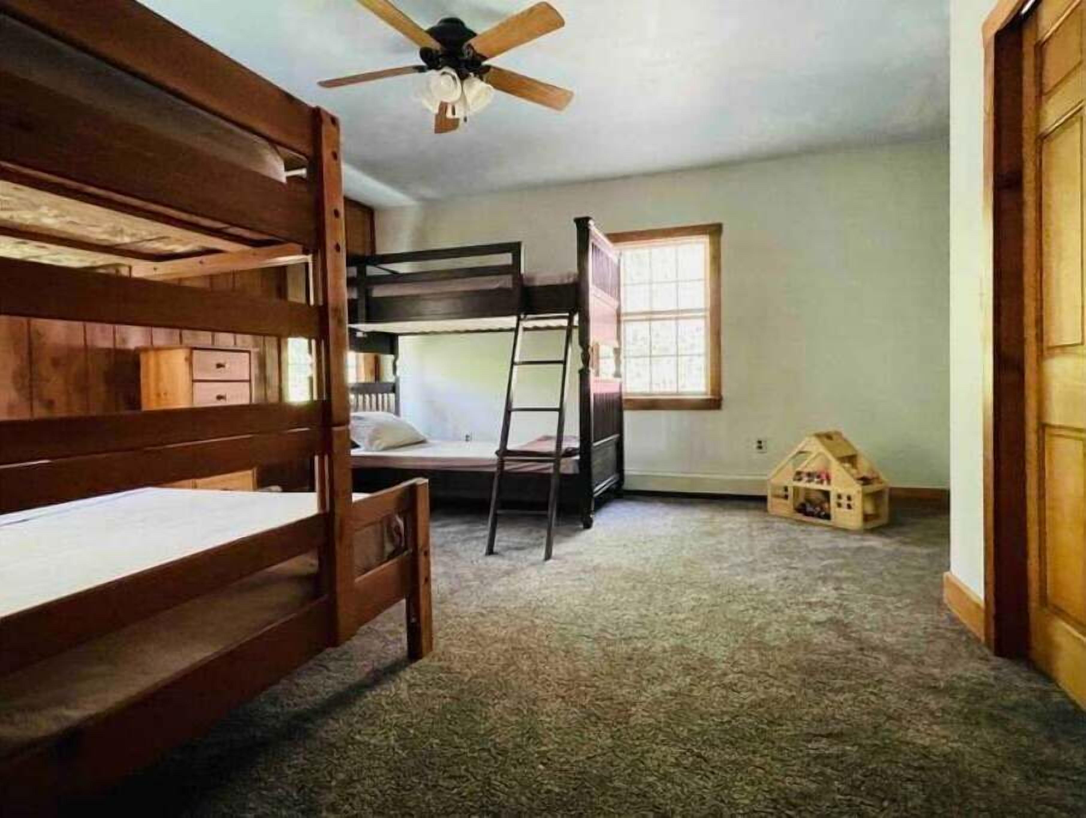 3 makuuhuonetta, työpöytä, ilmainen Wi-Fi, vuodevaatteet