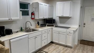 KylskÄp, mikrovÄgsugn, ugn och spishÀll