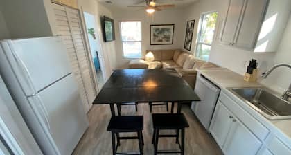Bradenton duplex near downtown Pier, Harbor, Riverwalk & beaches. Pet friendly!