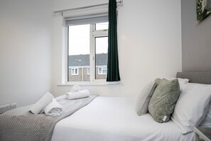 2 bedrooms, iron/ironing board, free WiFi, bed sheets - Prescott House by Our Home Short Stays (Darlington)