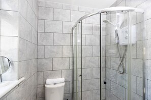 Hair dryer, towels - Prescott House by Our Home Short Stays (Darlington)