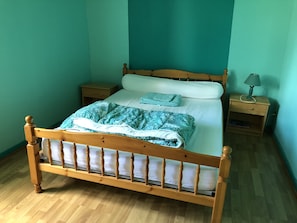 3 habitaciones y tabla de planchar con plancha 