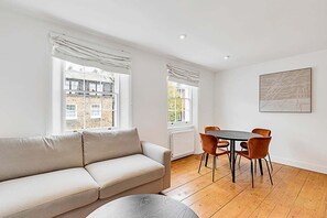 TV - One-Bedroom Abode With A Balcony In Central London (London)