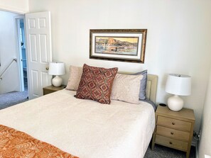 3 عدّة غرف نوم وخزنة داخل الغرفة ومكتب وواي فاي مجانًا