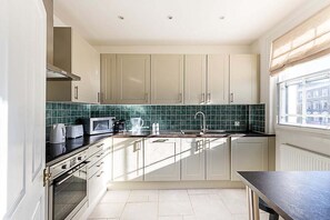 Fridge, microwave, oven, stovetop - Beautiful One-Bedroom Apartment In Notting Hill (London)