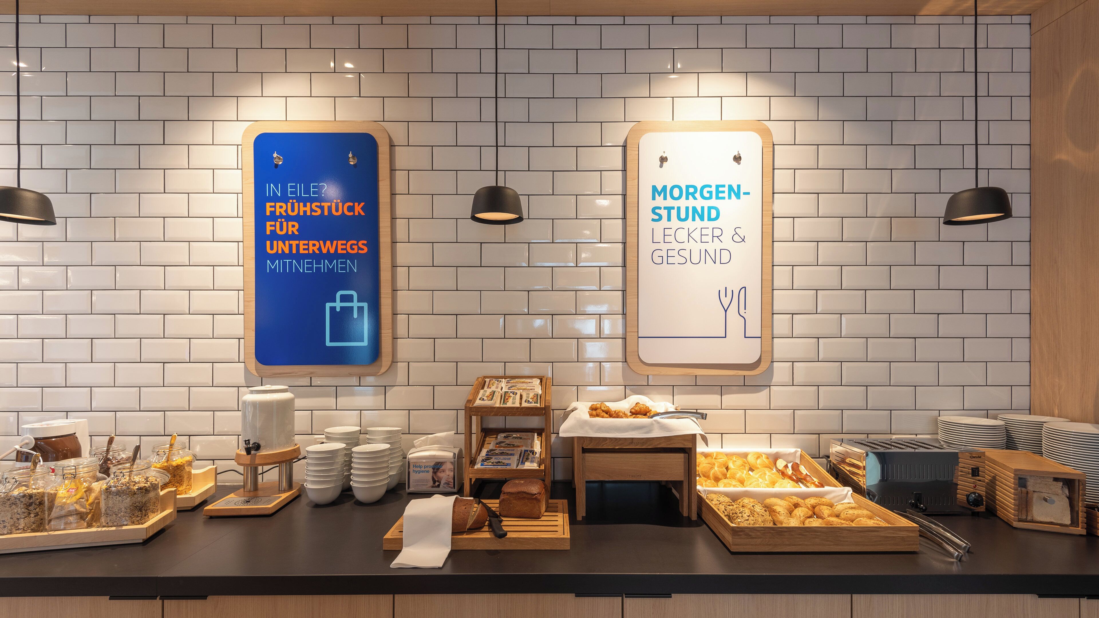 Un espace buffet pour le petit-déjeuner, avec un panneau indiquant les options saines et un autre panneau indiquant que le petit-déjeuner est servi sur place.