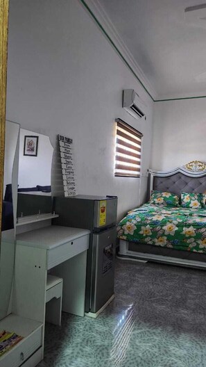 書桌、手提電腦工作空間、免費 Wi-Fi、床單