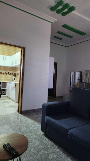 Desk, laptop workspace, free WiFi, bed sheets - 696 Arena Aflao (Aflao)
