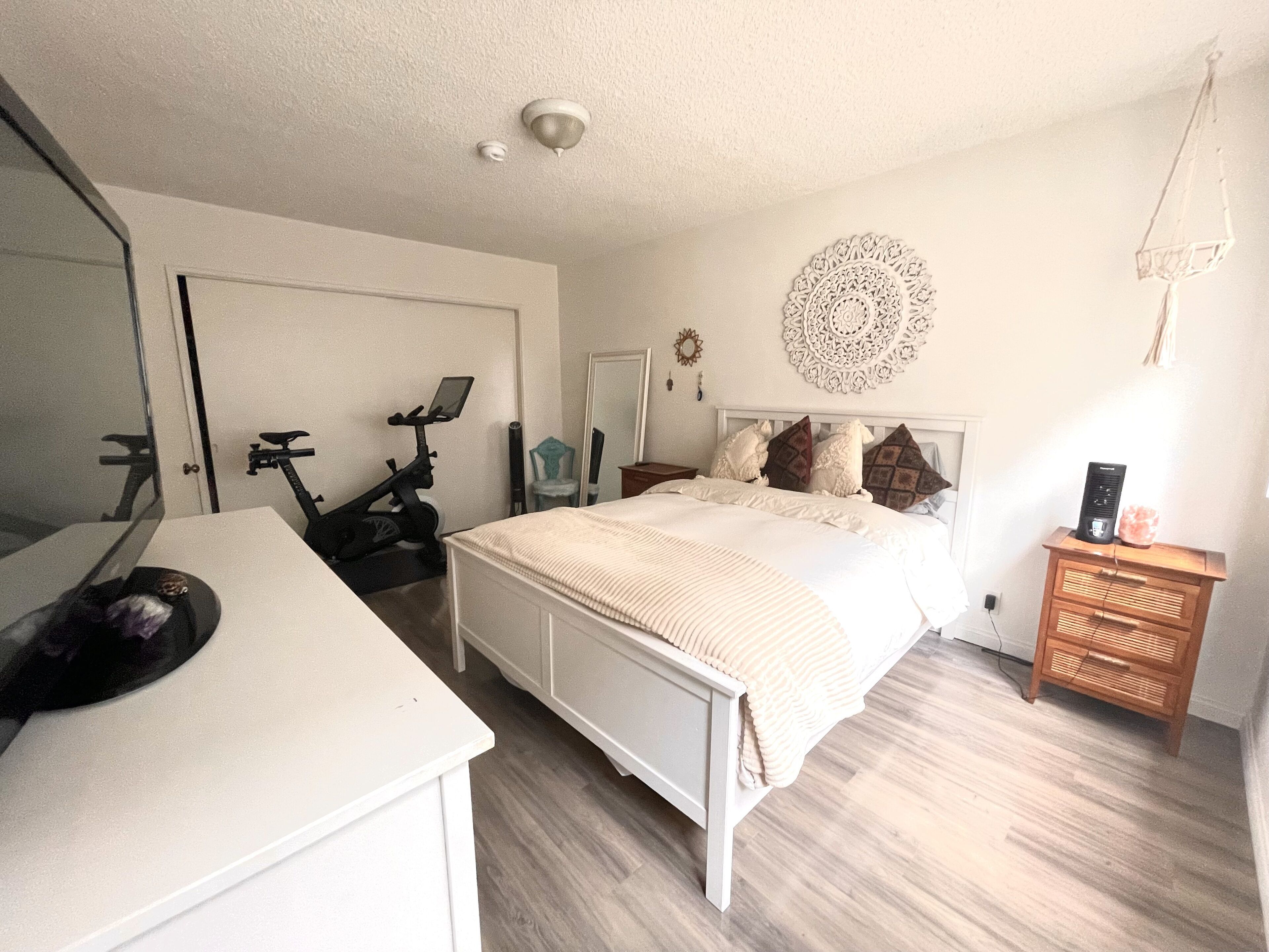 1 soverom, skrivebord, wi-fi (inkludert) og sengetøy