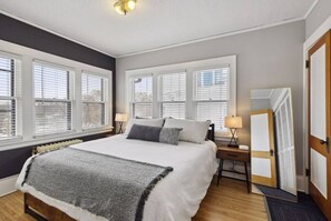 2 habitaciones, escritorio y tabla de planchar con plancha 