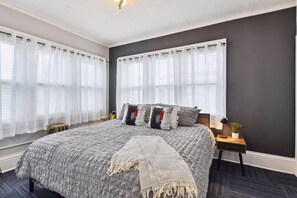 2 habitaciones, escritorio y tabla de planchar con plancha 