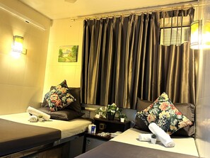 Desk, iron/ironing board, free WiFi, bed sheets - International Inn (Kowloon)