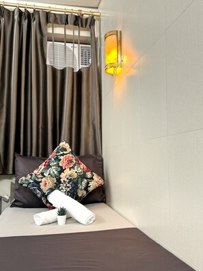 Desk, iron/ironing board, free WiFi, bed sheets - International Inn (Kowloon)