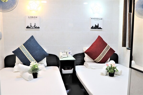 スタンダード 4 人部屋 | デスク、アイロン / アイロン台、WiFi (無料)、ベッドシーツ