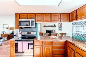 Fridge, microwave, oven, stovetop - Serene Desert Escape w/ Pool & Grill, Sleeps 8 – Low Summer Rates! 🏖️
 (Tucson)