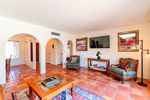 TV - Serene Desert Escape w/ Pool & Grill, Sleeps 8 – Low Summer Rates! 🏖️
 (Tucson)