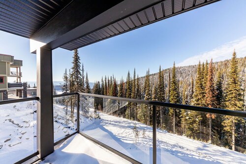  Spacious home with mountain views, private hot tub, sauna, and pet-friendly!