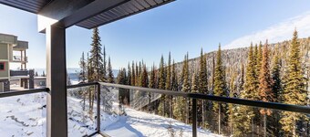  Spacious home with mountain views, private hot tub, sauna, and pet-friendly!