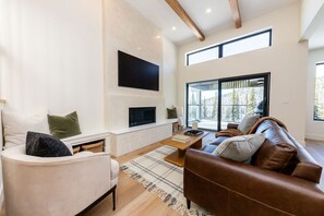 Smart TV, fireplace - Spacious home with mountain views, private hot tub, sauna, and pet-friendly! (Silver Star Mountain)