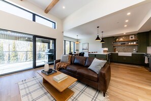 Smart TV, fireplace - Spacious home with mountain views, private hot tub, sauna, and pet-friendly! (Silver Star Mountain)