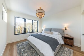 5 bedrooms, iron/ironing board, free WiFi, bed sheets -  Spacious home with mountain views, private hot tub, sauna, and pet-friendly! (Silver Star Mountain)