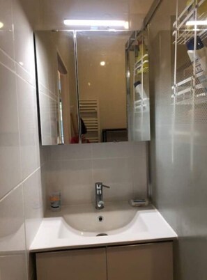 Dusche, Haartrockner, Handtücher, Seife